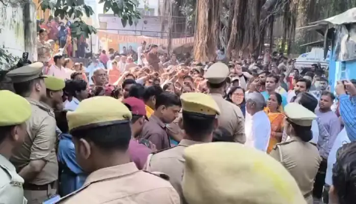 Lucknow Triple Murder: शवों को रख लोगों ने किया प्रदर्शन, सख्त कार्रवाई की मांग, थाना प्रभारी समेत दो पुलिसकर्मी सस्पेंड